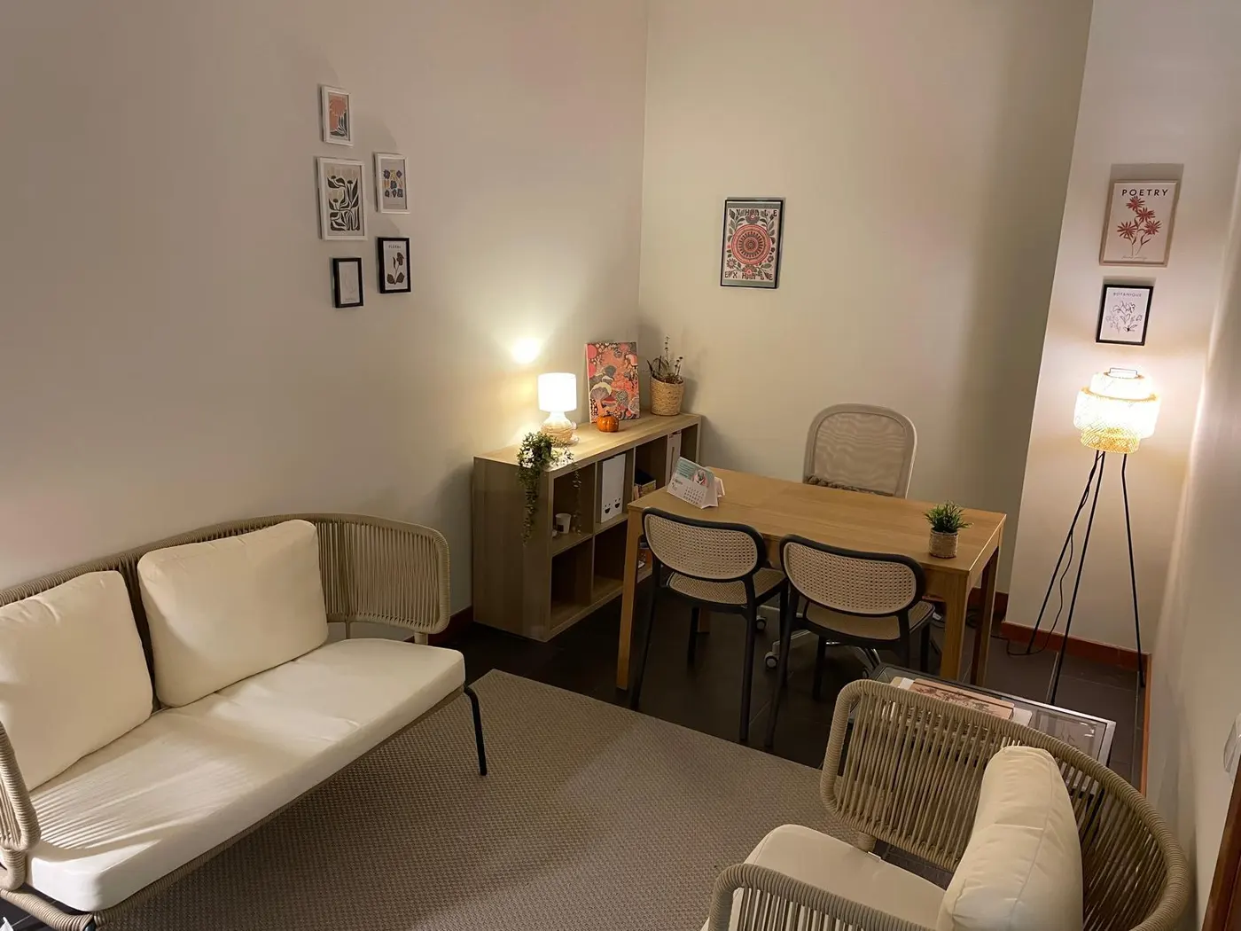 La sala de consulta, con sofá, mesa de trabajo y luz cálida